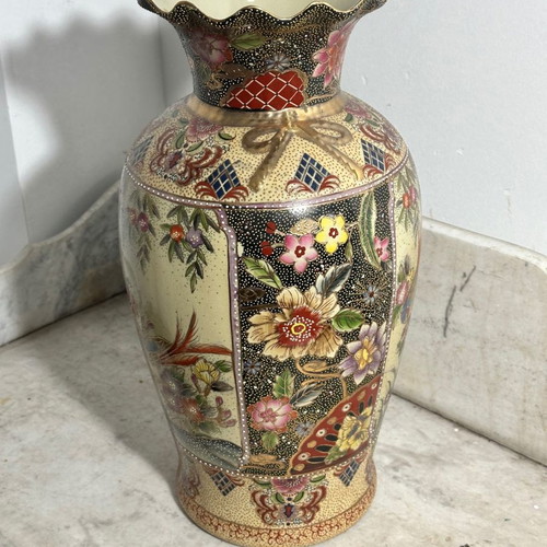 Old porcelain Chinese vase used, dimensions 46x25 cm