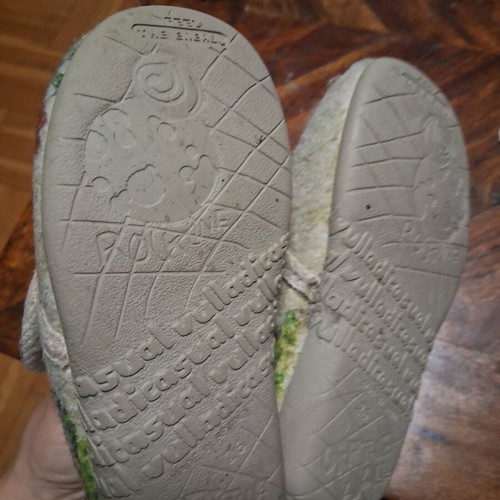 Children's winter house slippers size 26 like new, beige multicolor