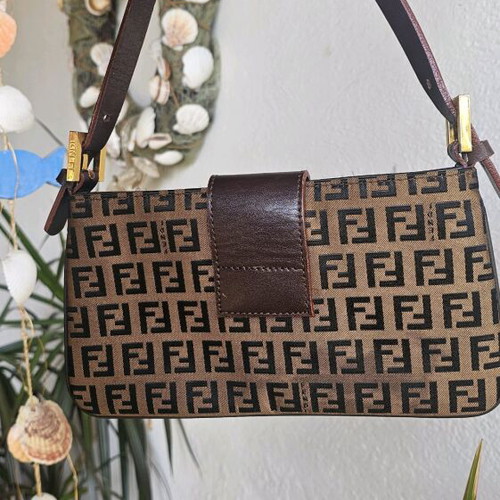 Τσάντα Fendi χειρός μεταχειρισμένη, καφέ με χρυσαφί λεπτομέρειες