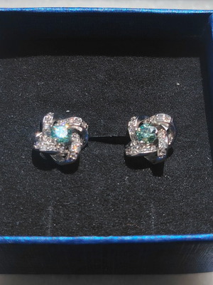 Silver earrings with emerald green Moissanite stones 0.6ct, new
