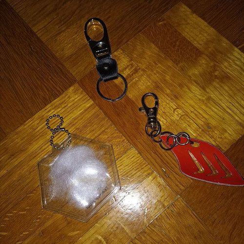 Peugeot, shark fin and snowflake keychains like new