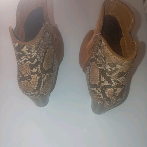 Suede ankle boots with snake pattern size 37 like new, brown