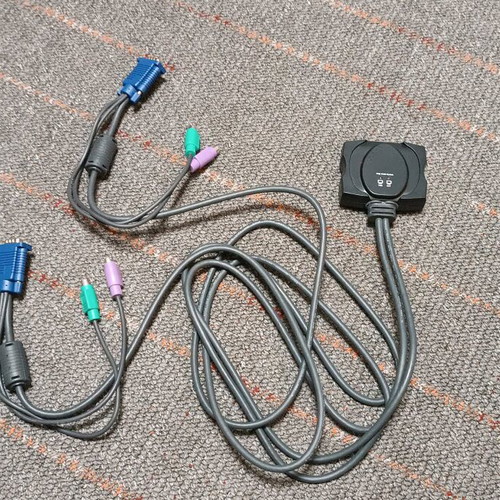 Konig CMP-KVMSWIT11 double VGA cable like new