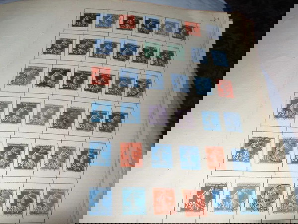 παλιό βιβλίο άνω των εκατό ετών με 2100 γραμματόσημα από το 1880 -1916