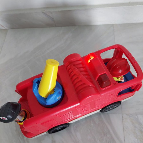 Fischer-Price Little People Fire Truck like new with 2 figures