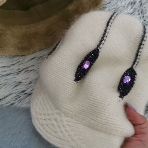 Women's winter hats pack of 6 like new, brown and pink