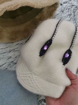 Women's winter hats pack of 6 like new, brown and pink