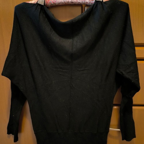 Black sweater with rhinestones like new, Pin up