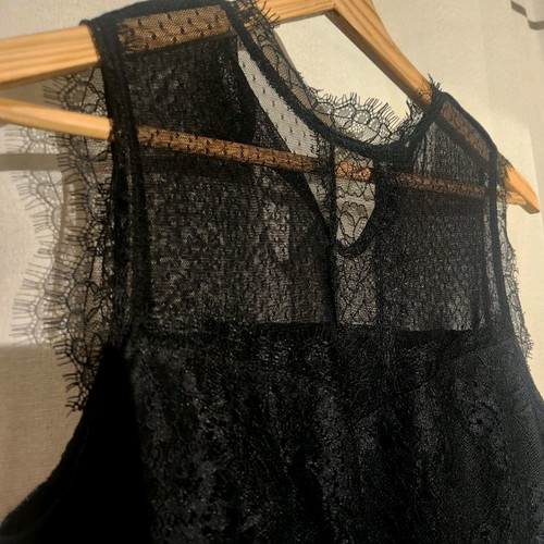Black sleeveless blouse with lace like new, size S