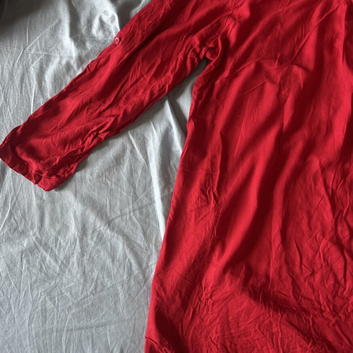 Caramella red tunic with V-neck and buttons, long sleeves