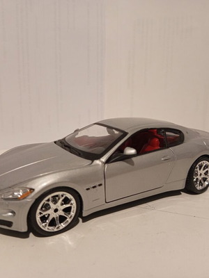 Toy cars 1/24 Burago and Rastar like new
