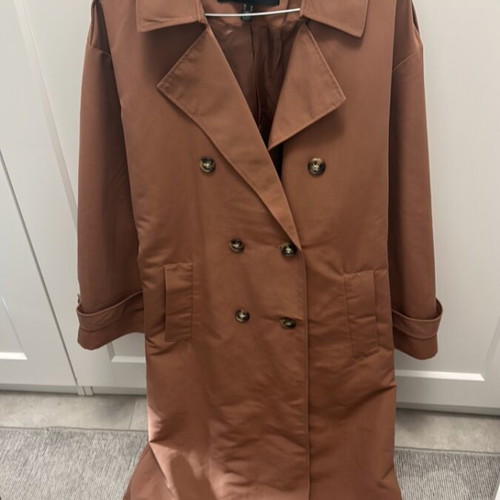 Vero Moda trench coat in perfect rotten apple color, medium, like new