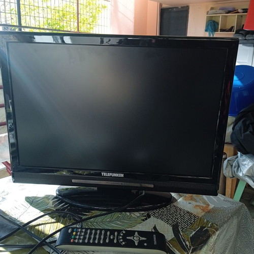 Telefunken TF22-200 TV used for parts with remote control