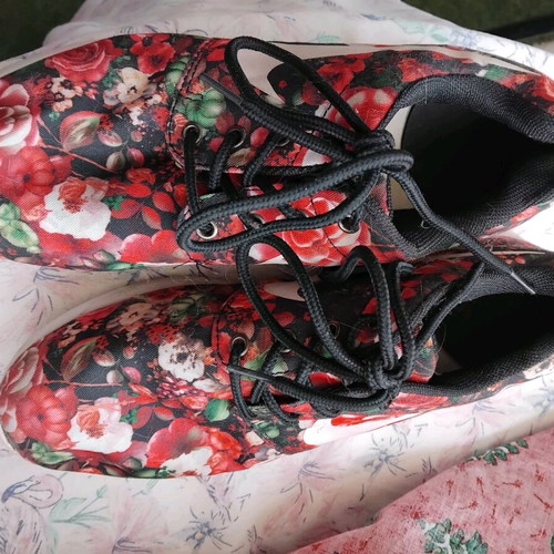 Athletic shoes with red flowers like new