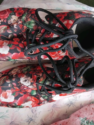 Athletic shoes with red flowers like new