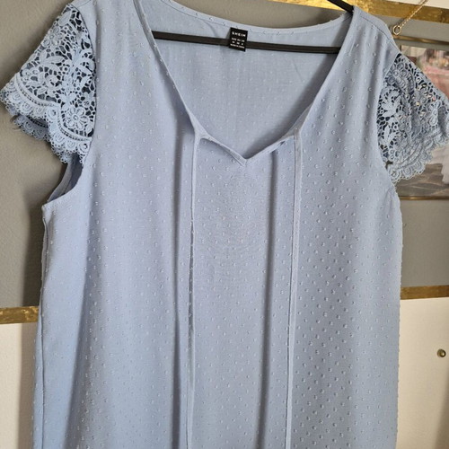 Blouse like new with lace sleeves, size M, blue