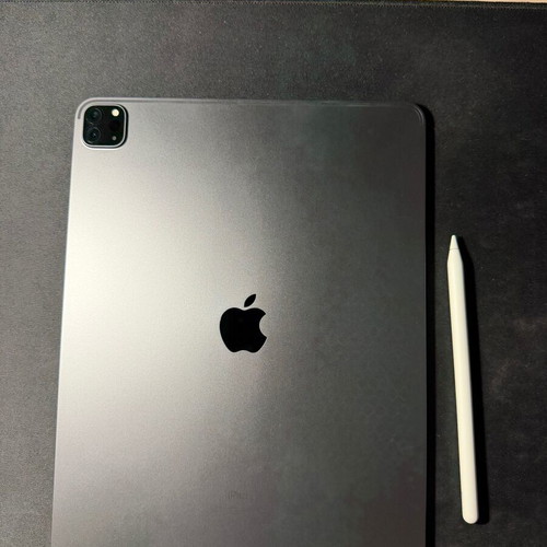 iPad Pro 12.9" 2020 4th Generation like new with Apple Pencil 2 and Spigen case
