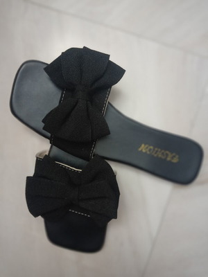 Women's flat slippers with large bows size 39 like new, black
