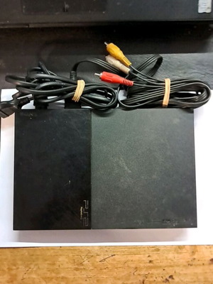 PlayStation 2 κονσόλα με χειριστήριο και καλώδια AV