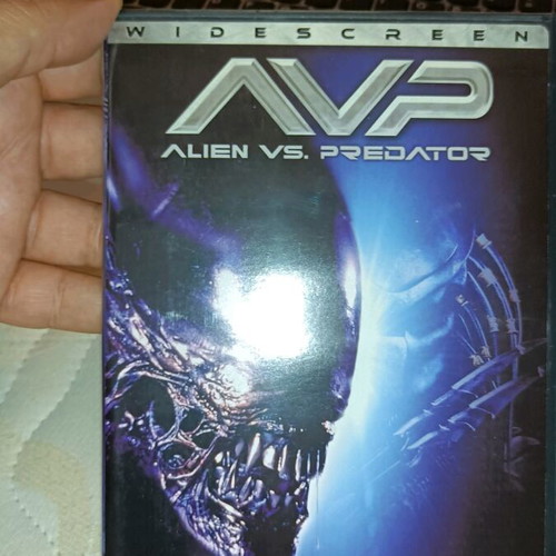 Alien vs Predator DVD like new, widescreen with English subtitles