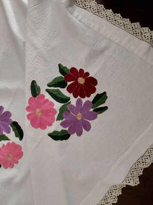 Tablecloth rectangular used 190x140cm vintage embroidered with flower motifs