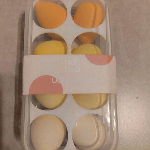 Makeup sponges new, set of 8 with case