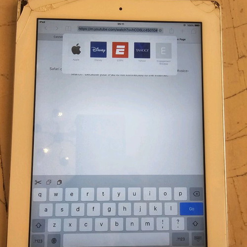 Ipad 2 16gb used with cracks on two corners, with box and original charger