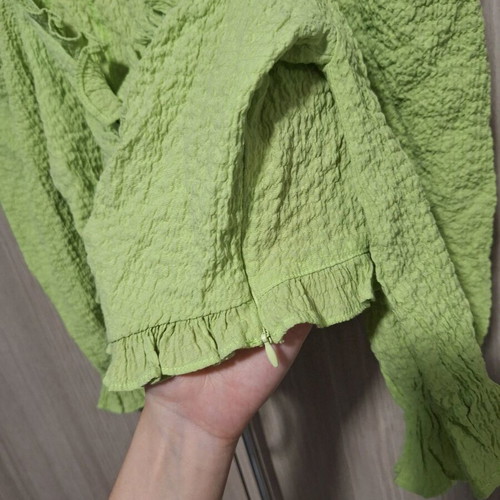 Bershka light green top with puff sleeves and zipper, new size M