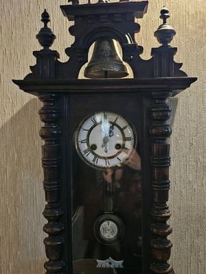 Μοναστηριακό ρολόι τοίχου ανακαινισμένο με κλειδί κουρδίσματος