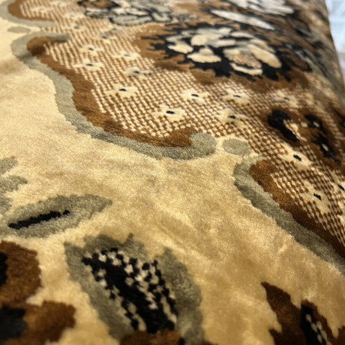 Wool rug like new, very soft and washable
