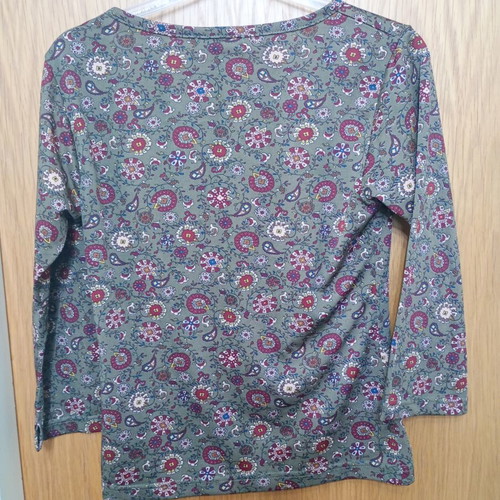 Women's long-sleeve shirt size M like new, multicolor polyester