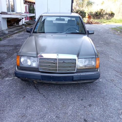 Mercedes 1990 M 124 E1 car like new, gasoline, 4-speed manual
