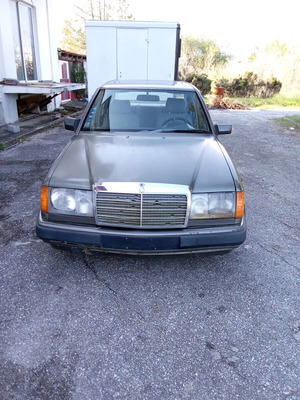 Mercedes 1990 M 124 E1 car like new, gasoline, 4-speed manual