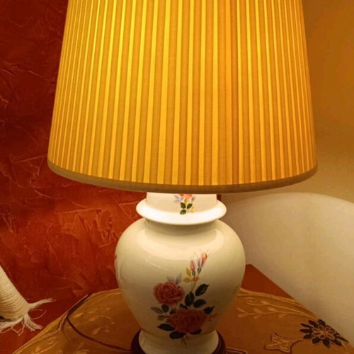 Table lamp like new with lampshade