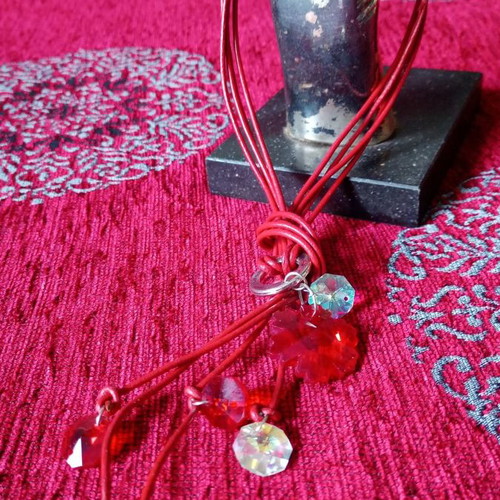 Alternative necklace used with red and transparent iridescent crystals and leather strap