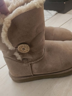 Μπότες W Bailey Button Ugg Australia μεταχειρισμένες, μπεζ νούμερο 40
