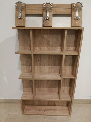 Ξύλινη ραφιέρα με κρεμάστρα σαν καινούργια