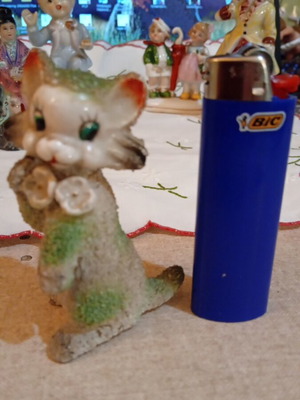Porcelain embossed cat 1950 like new