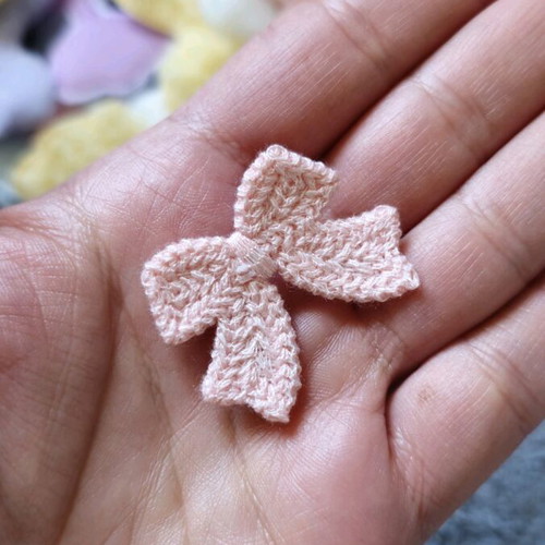 Bows in various colors and designs like new, 50 small and 20 large pieces