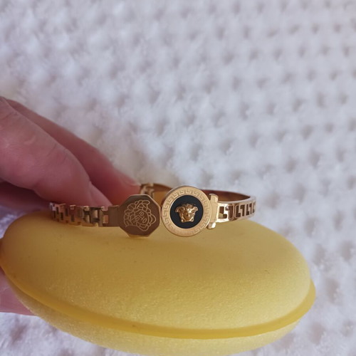 Bracelet new, high quality, gold color