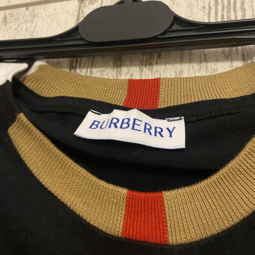 Burberry black T-shirt size M with icon stripe collar, like new