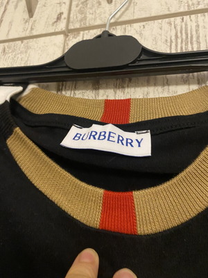 Burberry black T-shirt size M with icon stripe collar, like new