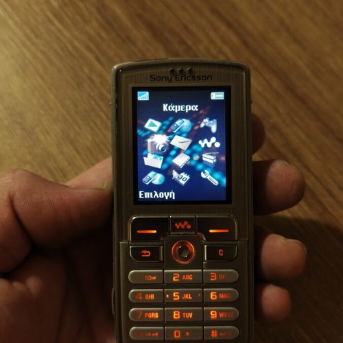 Sony Ericsson W800 Walkman phone with charger, no battery