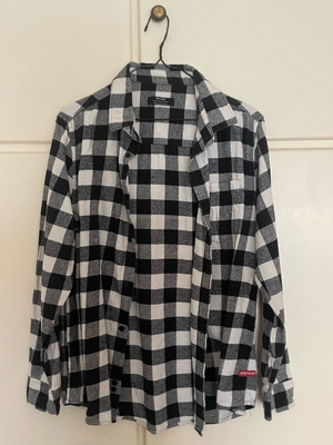 Bershka риза като нова, размер M, черно и сиво