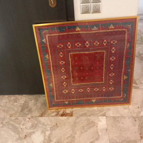 Handmade wall rug in frame like new, 91x91