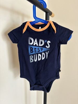 Baby bodysuit Gap 12-18M like new with Dad’s best buddy print