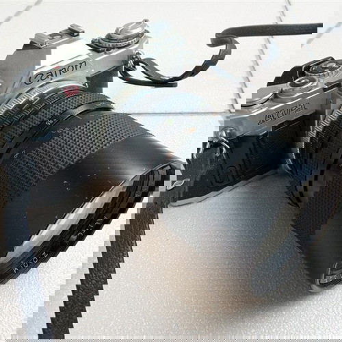 Αναλογική φωτογραφική μηχανή Canon AV-1 μεταχειρισμένη με φακό