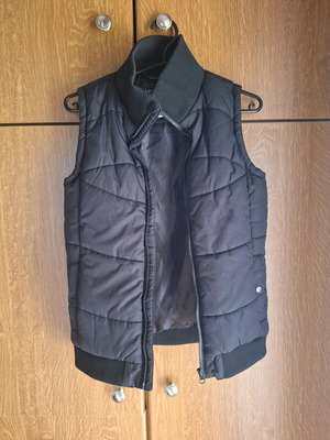 Children's sleeveless jacket like new, black, age 12