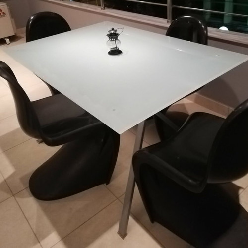 Dining chairs set of 4 like new, black, polypropylene frame