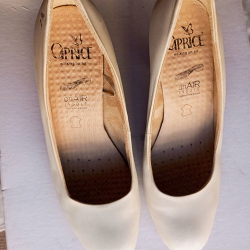 White leather pumps size 39